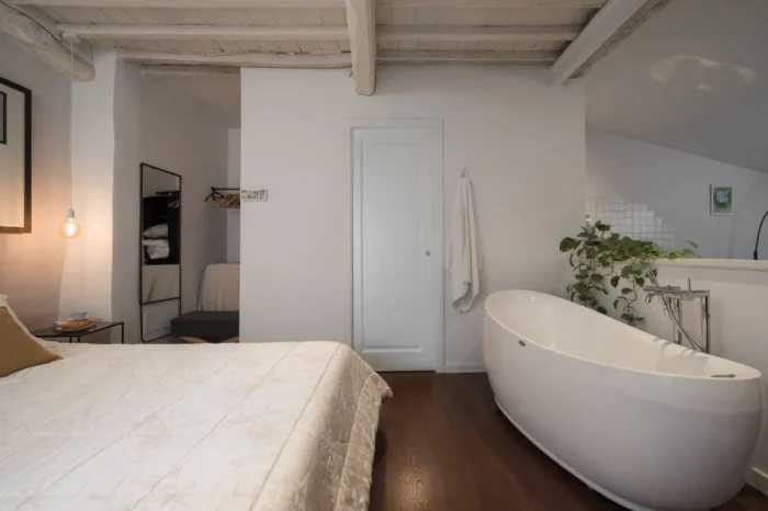 zona notte suite : vasca idromassaggio ai piedi del letto, porta scorrevole per acccesso al bagno