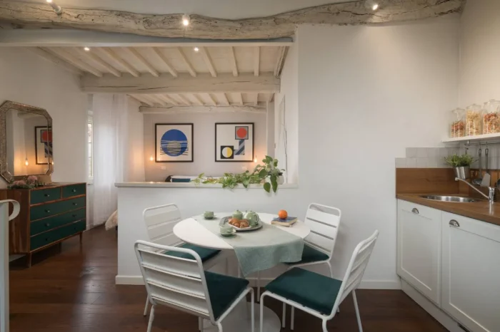Primo piano zona cucina e tavolo della suite , camera pulita e ben ordinata
