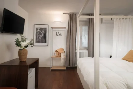 letto,frigo e appendi abiti camera standard