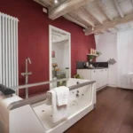 Foto interni camera Deluxe : vasca e cucina