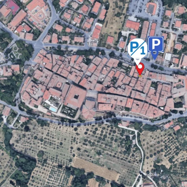 Immagine dall'alto di pienza in cui sono presenti tre Pin delle seguenti posizione: - Pin rosso posizione Incanto Bnb - Pin P blu parcheggio a pagamento a 100 metri dalla struttura - Pin P1 parcheggio orario a 50 metri dalla struttura
